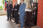 Profesor David Lukáš právě od hejtmana Martina Půty převzal Záslužnou medaili IZS Libereckého kraje II. stupně. Při přebírání ceny, která je poděkováním celé liberecké univerzitě, nechyběl ani rektor Miroslav Brzezina.