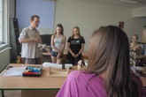 Jan Koprnický z Ústavu mechatroniky a technické informatiky FM TUL představil účastnicím Letní školy IT výzkum bionické ruky.