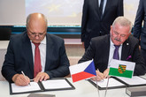 Rektor Miroslav Brzezina (vlevo) a prezident Fraunhoferova institutu Reimund Neugebauer podepisují memorandum (2)