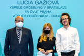 Rektor Miroslav Brzezina s Lucií Gažiovou na vyhlášení cen YAA 2020