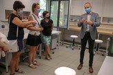 Profesor David Lukáš předvádí návštěvníkům vybavení technologické laboratoře. Foto: Adam Pluhař, TUL