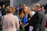 Adélu Kotlárovou mrzí, že na oficiálních fotografiích z předávání diplomu jí ústa bude halit ústenka. Bez roušky se vyfotila alespoň s rodiči. Foto: Adam Pluhař, TUL