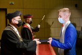Děkan Fakulty strojní TUL Petr Lenfeld předává diplom čerstvému absolvnetovi. Foto: Jiří Kosina