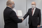 Rektor TUL Miroslav Brzezina předává Vladimíru Bajzíkovi jmenovací dekret. Foto: Adam Pluhař, TUL