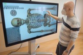 Tomáš Souček z fakulty zdravotnických studií přibližuje na unikátním virtuálním pitevním stole vniřtní orgány lidského těla. Díky 3D technologii si studenti udělají dokonalou představu. Foto: Adam Pluhař, TUL