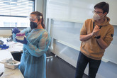 Studenti Fakulty zdravotnických studií TUL Adéla a Mikyta při přípravě testovací místnosti. Foto: Adam Pluhař, TUL