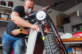 Lukáš Krčmář elektrickou motorku neustále vylepšuje. Foto: Adam Pluhař, TUL