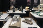 Modely MŠ na Nové Rudě a Zen-Houses z Liberce-Ruprechtic v prostředí výstavy. Foto: archiv Petra Stolína