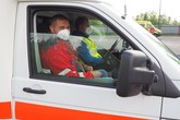 Během Kurzu řidičských dovedností usedali studenti FZS za volanty sanitek a vozy vyzkoušeli po všech stránkách. Foto: Adam Pluhař, TUL