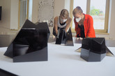 Výtvory mladých umělců ze studijního programu návrhářství – zaměření návrhářství skla a šperku. Foto: Adam Pluhař, TUL