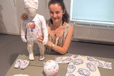 Jana Kroulíková navrhla kolekci oblečení pro kojence. Potisk obsahuje termochromní pigmenty, díky nimž obrázky po zahřátí mizí. Foto: Adam Pluhař, TUL