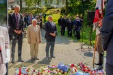 V patě zrcadlového kvádru Památníku obětem komunismu je umístěn nápis: »Sám v sobě hledej, zda svobodu bráníš, ctíš nebo omezuješ«. Foto: Jan Král, SML