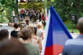 Pietního aktu u Památníku obětem komunismu se zúčastnily desítky lidí. Foto: Jan Král, SML