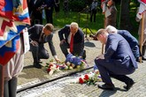 Květiny u paty památníku položili také hejtman Libereckého kraje Martin Půta (vlevo) a liberecký primátor Jaroslav Zámečník. Foto: Jan Král, SML