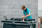 Lidé mohli poslouchat mixování v podání DJ DaRoot. Foto: Jaroslav Tomášek