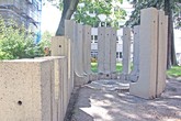 Prostor k poctě architekta Adolfa Loose před sídlem Ekonomické fakulty TUL. 