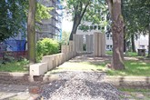 Prostor k poctě architekta Adolfa Loose před sídlem Ekonomické fakulty TUL. 