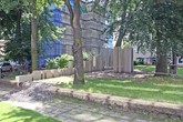Prostor k poctě architekta Adolfa Loose před sídlem Ekonomické fakulty TUL. 