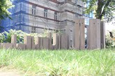 Prostor k poctě architekta Adolfa Loose před sídlem Ekonomické fakulty TUL. 