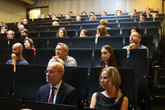 V popředí sledují přednášku velvyslanec Slovenské republiky Rastislav Káčer a Kateřina Portmann z Katedry historie FP TUL. Foto: Adam Pluhař, TUL