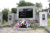 Hrob Vincence Březiny, ve kterém jsou pochovány i manželka a dcera