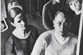 Paul Gebauer, Autoportrét s rodinou, do 1934, reprodukce nezvěstného obrazu. Obraz zachycuje pohled do malířova ateliéru spolu s jeho ženou a třemi dětmi, v pozadí je možné rozeznat další z malířových pláten. Foto: majetek rodiny
