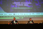 Děkan Ekonomické fakulty TUL Aleš Kocourek (vlevo) zahajuje konferenci Liberecké ekonomické fórum. Foto: Adam Pluhař, TUL
