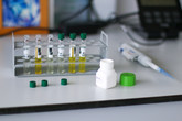 Testování vzorků v Laboratoři chemických sanačních procesů Ústavu pro nanomateriály, pokročilé technologie a inovace TUL. Foto: Adam Pluhař, TUL