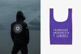 Nepromokavý funkční merchandising (softshell bunda a taška se zipem) vyrobený ve spolupráci s fakultou FT a ústavem CXI TUL