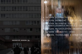 Označení budovy Univerzitní knihovny TUL a orientační značení budovy na skle