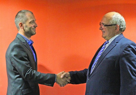 Vítězovi Miroslavu Brzezinovi (vpravo) gratuluje předseda senátu Jan Berki.jpg