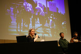 Michaela Andělová moderuje diskusi se studenty, kteří už mají zkušenosti s pobyty v rámci Erasmu+ a přišli se o ně podělit. Foto: Adam Pluhař, TUL