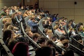 Studenti poslouchají jednu z přednášek. Foto: Jakub Volný