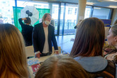 Martin Fišer z Eurocentra Liberec představuje studentům možnosti výjezdů za hranice. Foto: Jakub Volný