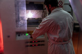 Natáčení a fotografování výroby nanovrstev probíhalo i na TUL. Zde Nanospider na CxI. Foto: ČOV