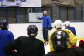 Michal Nedvídek vede trénink univerzitního hokejového týmu. Foto: Adam Pluhař, TUL