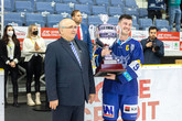 Rektor TUL Miroslav Brzezina předává putovní pohár kapitánovi HC North Wings UJEP. Foto: Jaroslav Tomášek