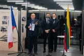 Rektor TUL Miroslav Brzezina zahajuje spolu s velvyslancem Litvy v ČR J. E. Laimonasem Talat-Kelpšou (uprostřed) výstavu Pod cizím nebem. Foto: Jaroslav Tomášek