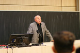 Přednášku uvedl profesor Tomáš Vlček z Katedry dějin výtvarného umění a architektury FUA TUL. Foto: Adam Pluhař, TUL