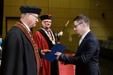 Doktor Radek Jirkovec přebírá absolventský diplom od děkana Vladimíra Bajzíka