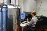 Docent Michal Řezanka poznává možnosti spektrometru nukleární magnetické rezonance. Foto: Adam Pluhař, TUL