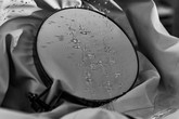 Test odolnosti povrchů textilie s nanomembránou proti smáčivosti prováděný na katedře hodnocení textilií FT TUL. Foto: Český olympijský výbor