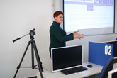 Proděkanka EF Jana Šimanová představuje uchazečům o studium možnosti učebny EconLab. Foto: Adam Pluhař, TUL