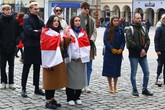Běloruští studenti vyjádřili před libereckou radnicí nesouhlas s ruskou agresí vůči Ukrajině. Na shromáždění byly vidět běloruské i ukrajinské vlajky. Foto: Adam Pluhař, TUL