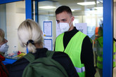 Marek Kocourek u vstupu do Krajského asistenčního centra pomoci Ukrajině podává také příchozím rady. Foto: Adam Pluhař, TUL