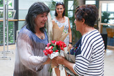 Lucrezia Škaloudová Puchmajerová dostala během vernisáže od studujícíh výtvarných kurzů hned několik květin. Foto: Adam Pluhař, TUL