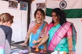 Lidé si u stánku indické komunity z TUL pročítali řadu letáčků a materiálů o Indii a mohli se zeptat na vše, co je o tomto subkontinentu zajímalo. Foto: Adam Pluhař, TUL