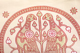 Tkaný motiv z repliky roucha z královské hrobky katedrály sv. Víta vytvořené technologií třídimenzionálního tkaní.