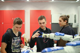 Středoškoláci dostávají možnost poznávat laboratorní zázemí Fakulty strojní TUL i mimo dny otevřených dveří. Foto: Adam Pluhař, TUL. 