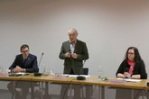 Zleva Tomáš Neřold z BESIPu, Miroslav Tichý z VÚB a.s. a Katarína Zelová z KOD FT TUL představili fotoluminiscenční pleteniny